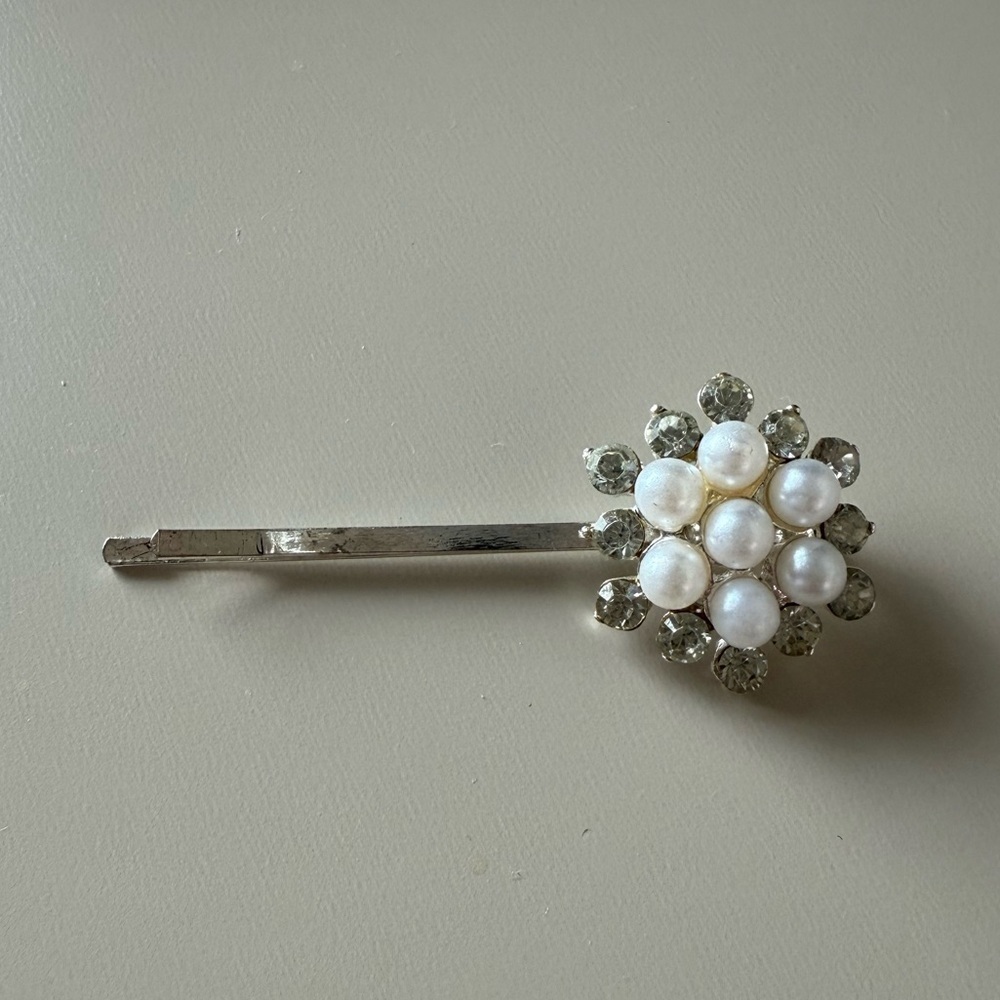 Elegant Pearl and Crystal Hair Clip